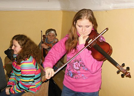 ...muzikanti naštymovali instrumenty...